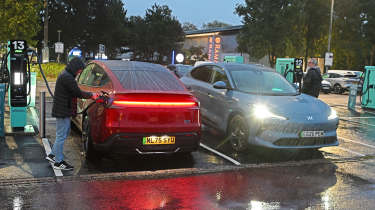 MG IM6 vs Tesla Model Y - night charging